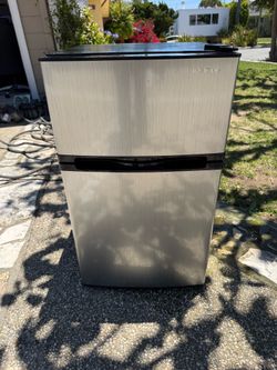 Insignia mini refrigerator