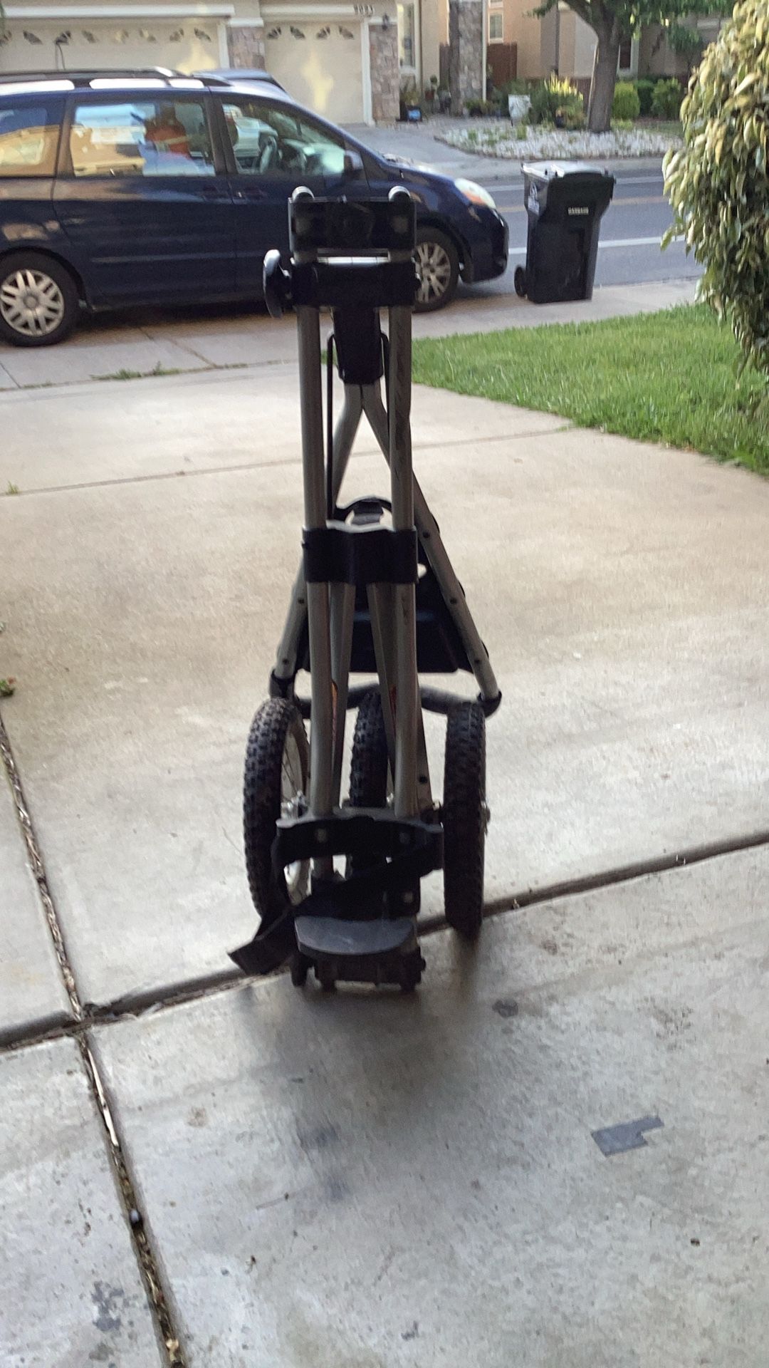 3 Wheel Golf Club Kart made By Sun Mountain is it to fold and become very small very good condition