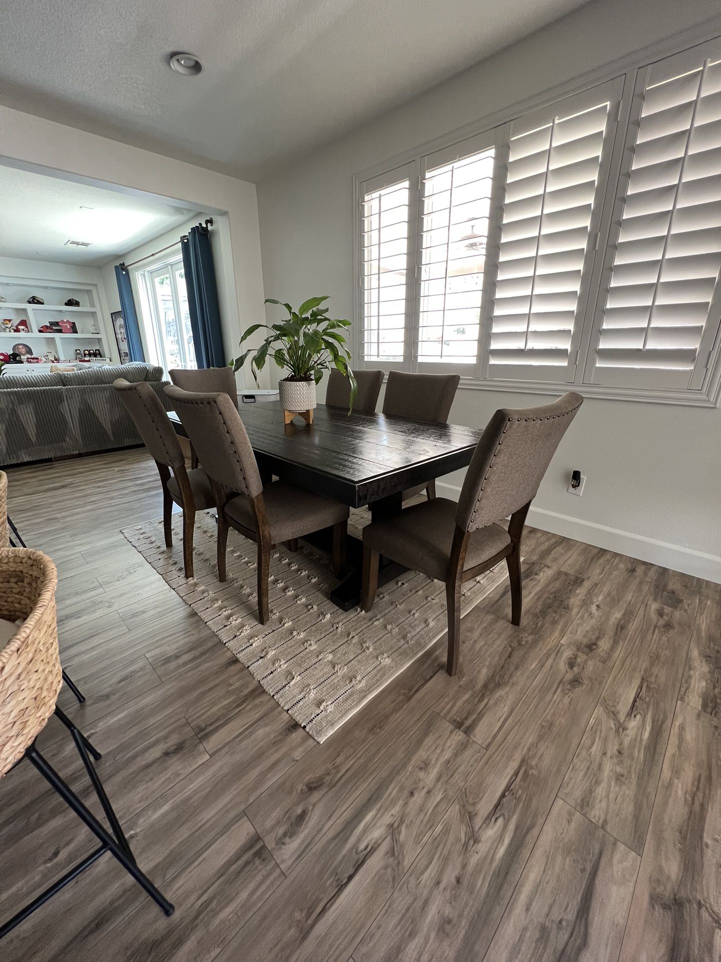 Living Spaces Dining Room Table Seats 6