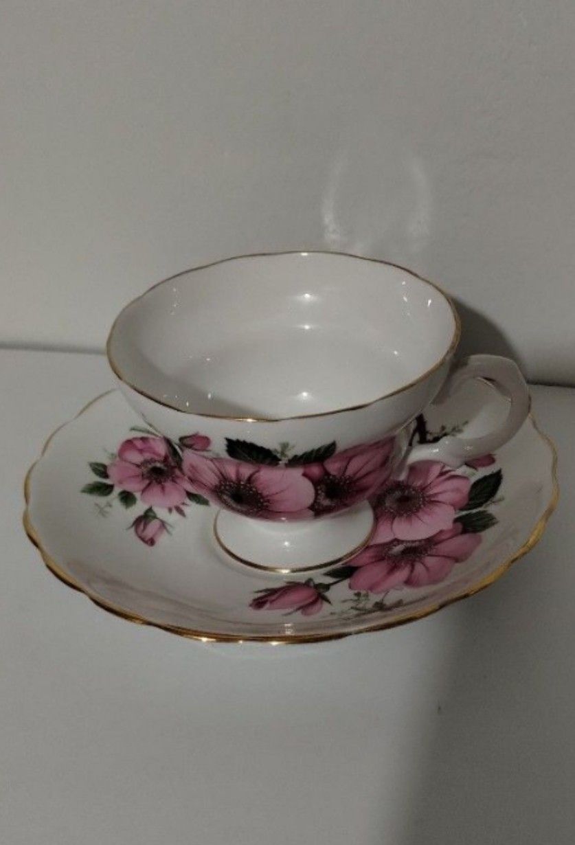 ROYAL BONE CHINA ENGLAND PORCELAIN TEA CUP - SAUCER PLATE SET