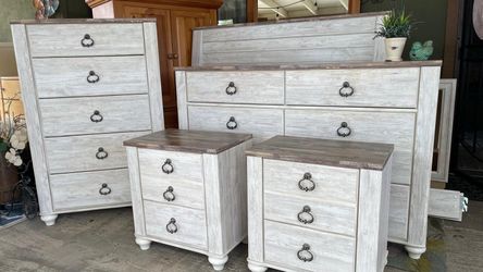 Gorgeous Aslhey beautiful Modern Queen bedroom set whit Cosco clean  matrees