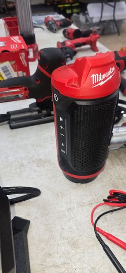 NEW MILWAUKEE M12 PACKOUT SPEAKER 80$ TOOL ONLY BATTERIES ARE AVAILABLE FOR EXTRA CHARGE