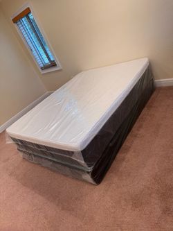 Queen mattress pillow top set with box spring (2pc - new)