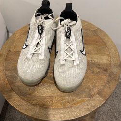 Women vapormax Size 8