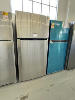 New LG 33” 23.8 Cu Ft Capacity Top Freezer Refrigerator
