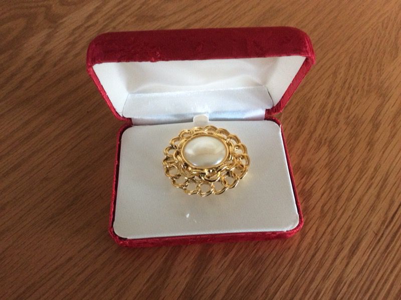 Pearl/gold brooch