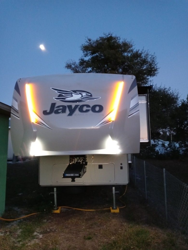 RV Fifth Wheel Jeyco 27.5 RLTS. 30 FT Great Condition Clean Good For 4 People