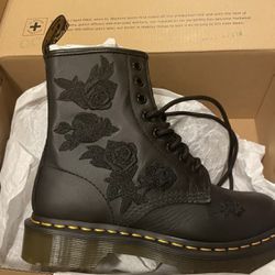 NEW IN BOX - Size 6 (fits 6.5) Dr Martens 1460 Vonda Mono Floral Leather Boots