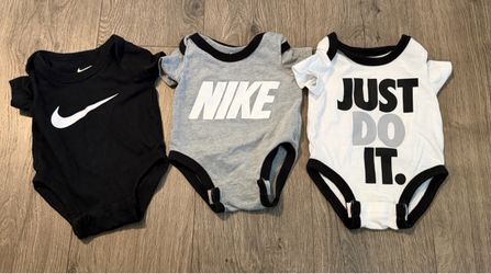 (3) Nike Onesies Sz Newborn