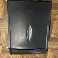 Aurora WM675XB 6-Sheet Cross-Cut Paper Shredder – Works Great, Includes Bin $10