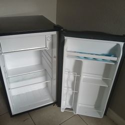 Mini Fridge With Freezer 