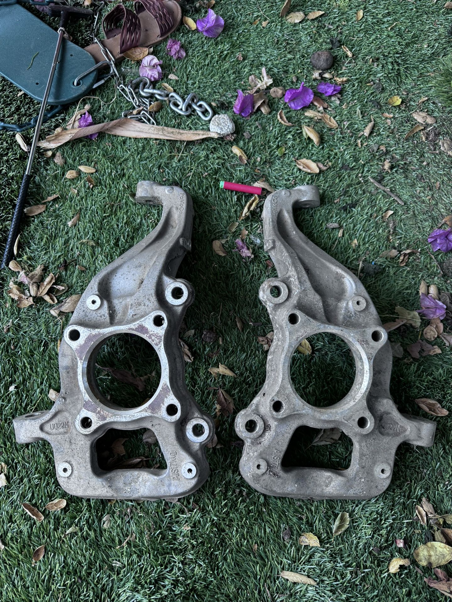 Replacement left and right 4x2 steering knuckle for a 2015 to 2020 Ford