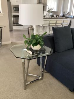 Modern and contemporary end table