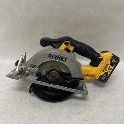 Dewalt DCS391 6 1/2 inch 20 V saw with five AA battery