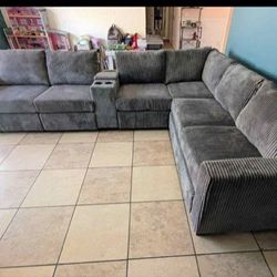 New Sectional Couch with USB Console and Cup Holders! Free Delivery 🚚!