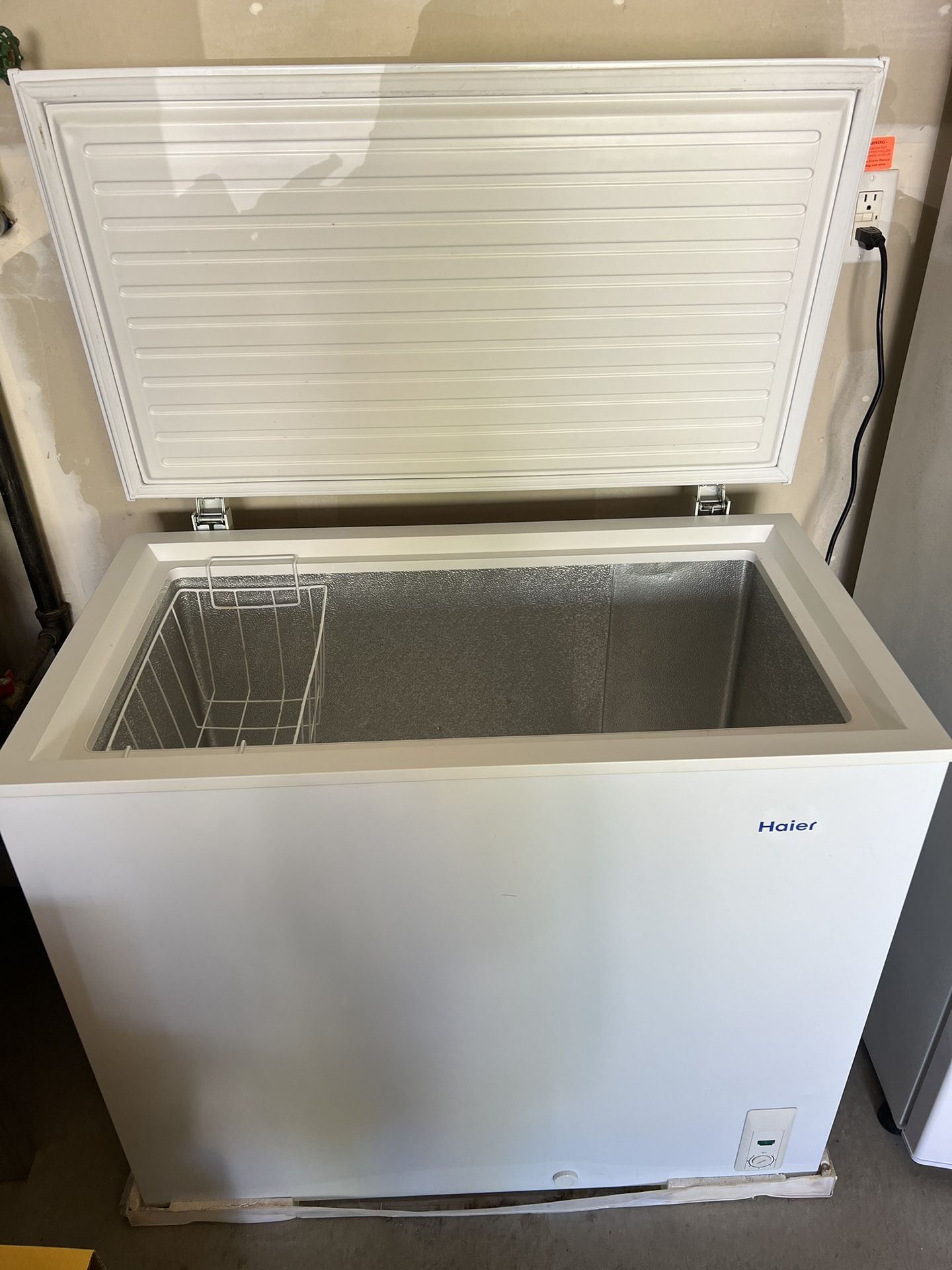 Haier Household Freezer. Model: HCM071LC. Capacity: 7,1 cu. Dimensions (WxDxH) 37x22x33-1,1/4.