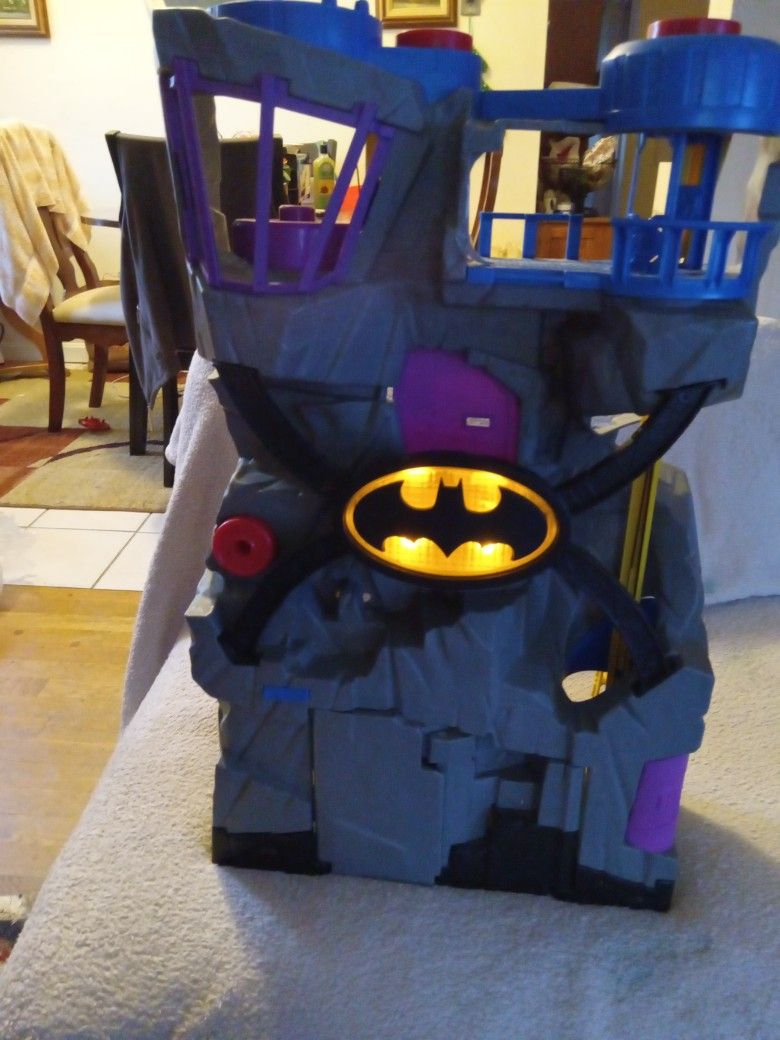 Imaginext DC Super Friends Transformed Bat-Cave