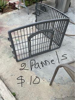 Good condition very sturdy plastic two panels fence