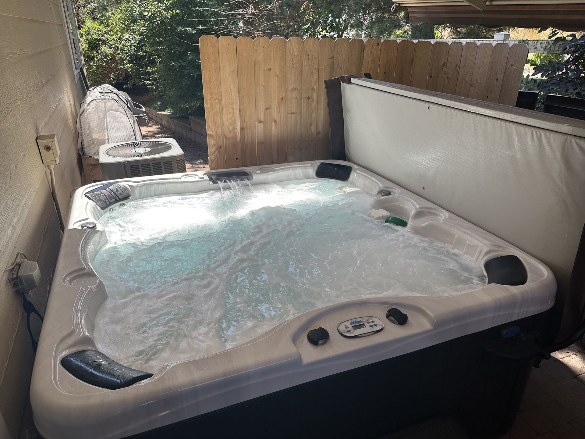 6 Person Cal Spas Hot Tub