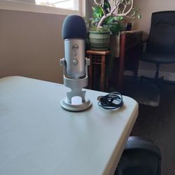Logitech Blue Yeti USB Microphone 
