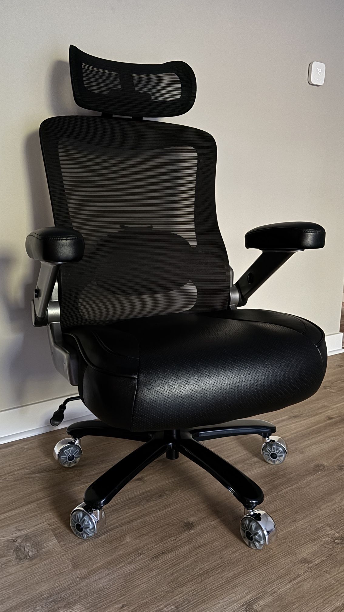 Big & Tall Office Computer Chair – Mesh Back, Leather Seat, Adjustable Headrest & Arms