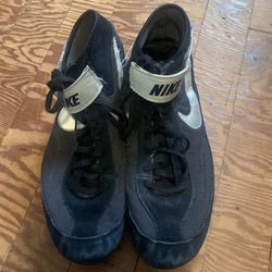 Wrestling shoes