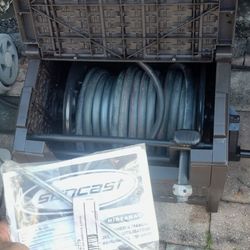 100ft Hose & Suncast Wicker Hose Reel Box W/ Original Ground Stakes And Paperwork 👍 Yard Lawn Garden Car Wash Boat Pool Deck Spa Pressure Washer 