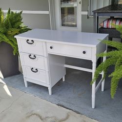 Bassett Brand -  Mid Century Modern - White Childs Desk  Wood + Classic Dove Tailed Drawers!