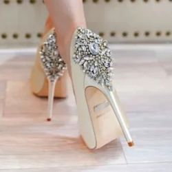 Badgley Mischka Kiara Crystal Heel  White Satin Bridal Pumps Size 9 Wedding / Special Event Shoes