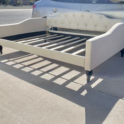 Gorgeous New Button Tufted Full Daybed w/ Light Beige Fabric