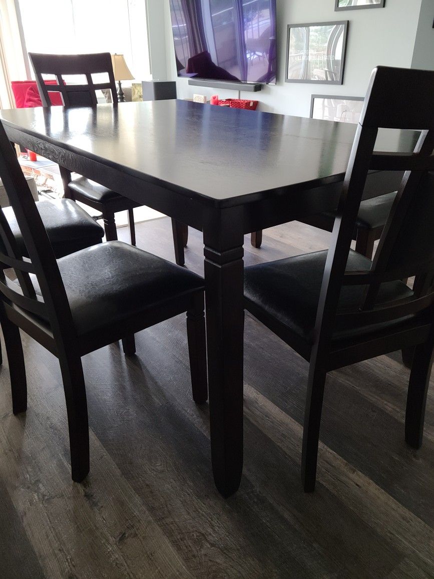 Bennox Dining Room Table 4 Chairs One Bench for Sale in Lakewood, OH