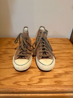 Size M -9.5, W -11. PF Flyers high top tennis shoes