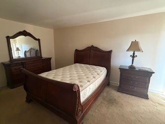 Cherry Wood Sleigh Bedroom Set
