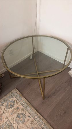 Cocktail glass table