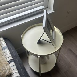 2 Side Tables 