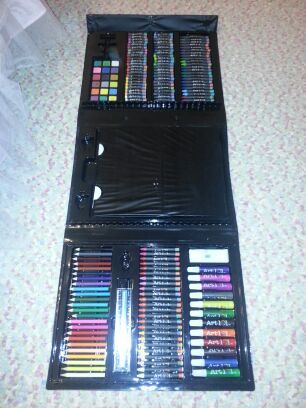 New tri folder crayon set