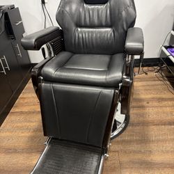 “Barber Chair – Hydraulic Reclining – Excellent Condition (Ready to Use)”