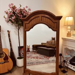 Beautiful Wooden Vintage Mirror  Thomasville, excellent condition, very good for everywhere, 52x 32