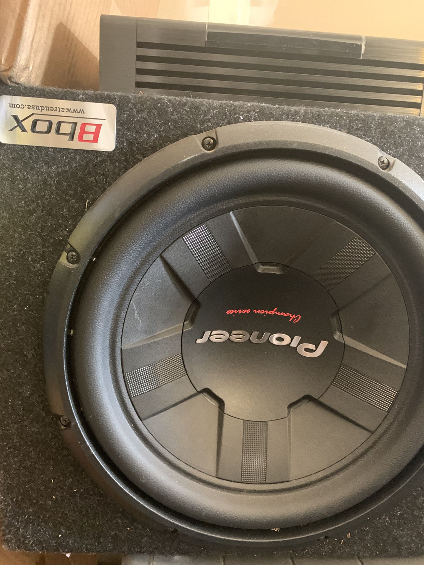 12 inch pioneer subwoofer with box and 1500 watt amp