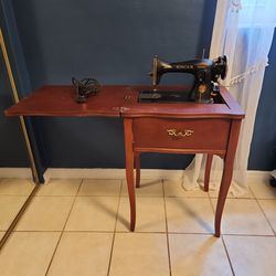 Singer Sewing Machine Model 15-91  circa 1940s to 1950s