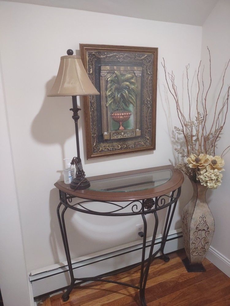 Console Table Whit Lamp And Picture Frame