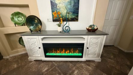 Stunning Montgomery 82”white fireplace /tv stand in excellent condition