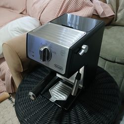 DeLonghi 15-Bar Pump Espresso & Cappuccin o Macine