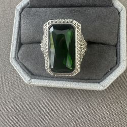 Vintage silver rectangular green stone statement ring size 9 jewelry  In great condition  No markings