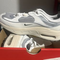 Bills Size 8 1/2 Women’s Nike Air Max Lis