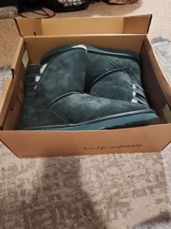Like new in box bearpaws