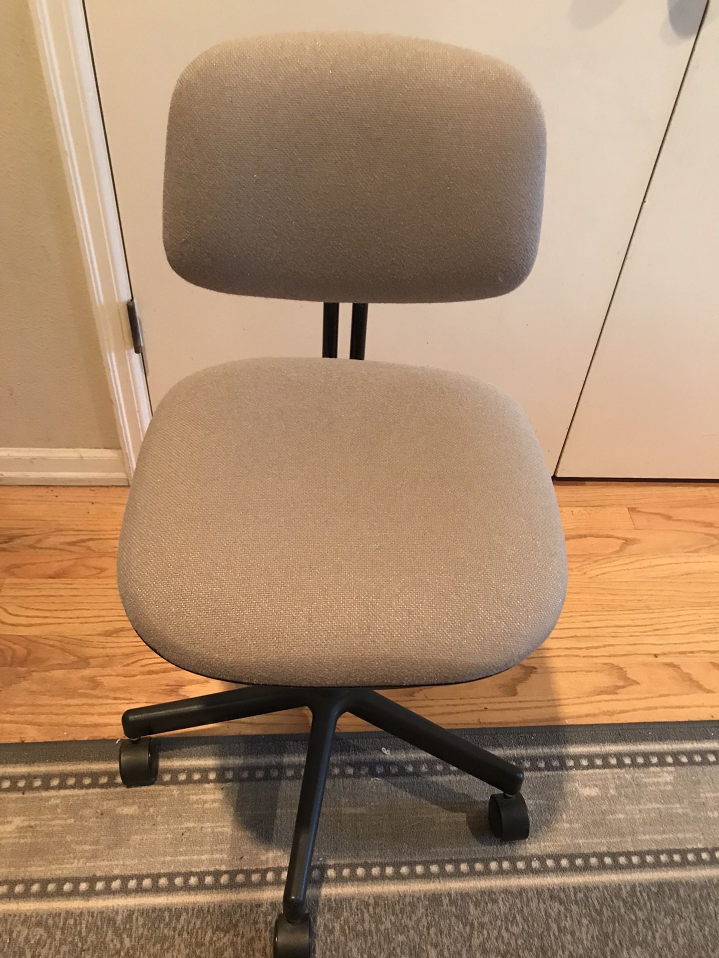 Office/desk chair adjustable