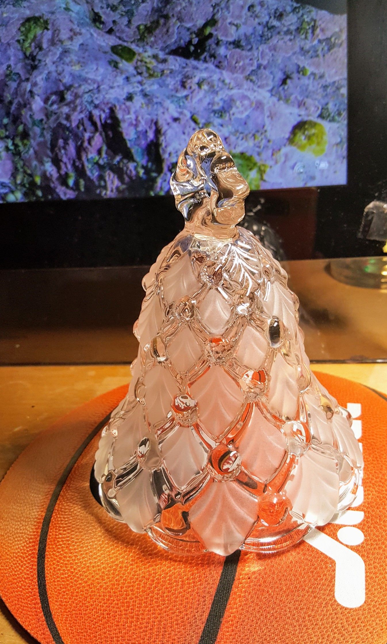 Mikasa Crystal Bell Frosted Christmas tree 5.75 "