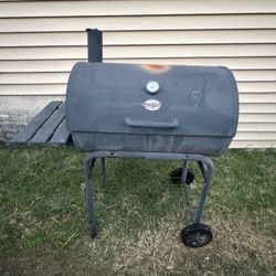 Char-Griller Pro Deluxe Charcoal Barrel Grill