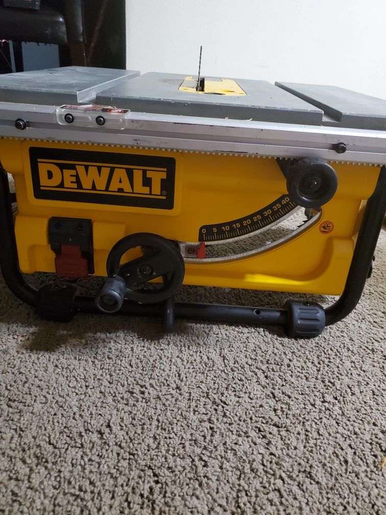 Table saw dewalt le falta la guia de metal